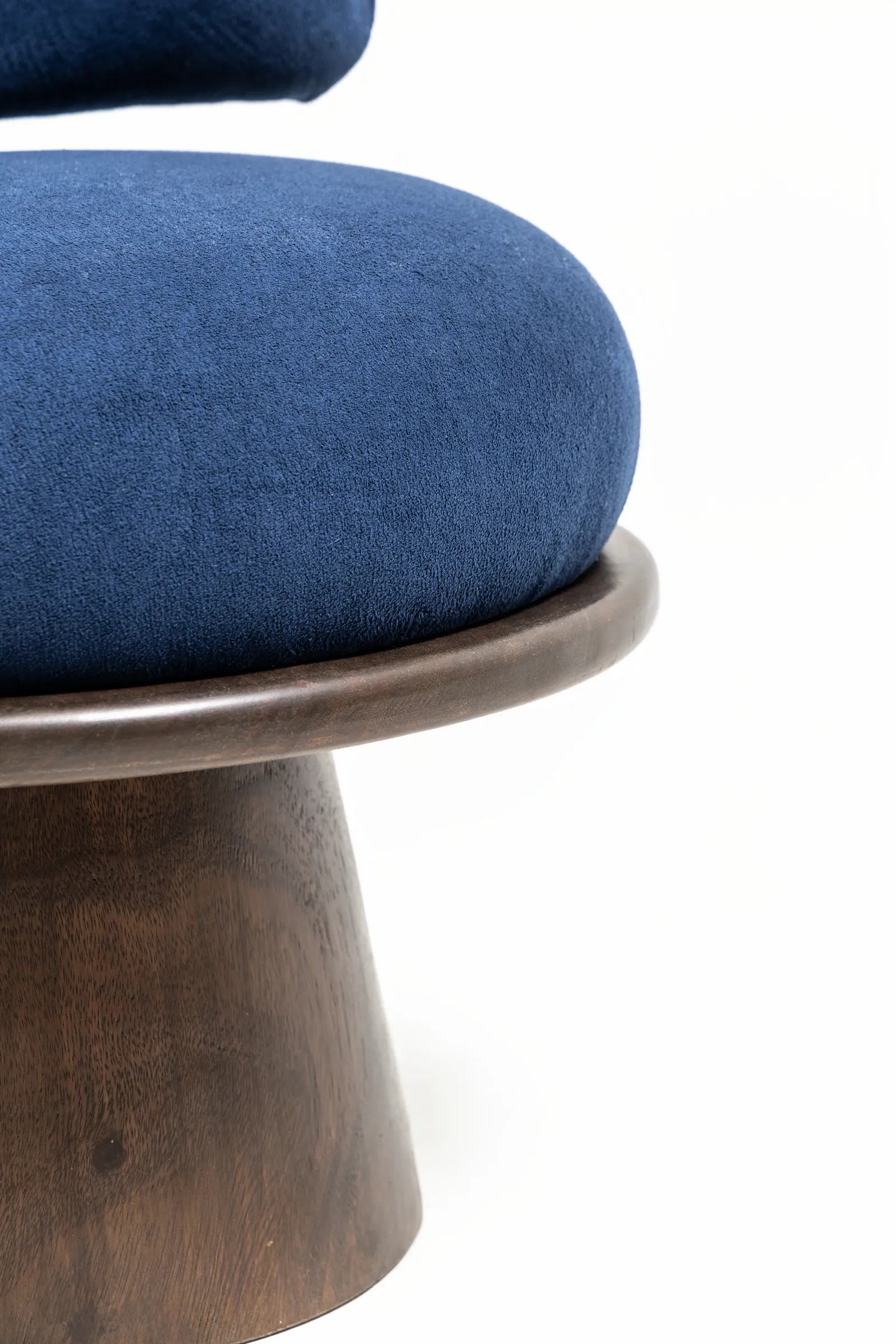 Contour Plateau Chair - detail view